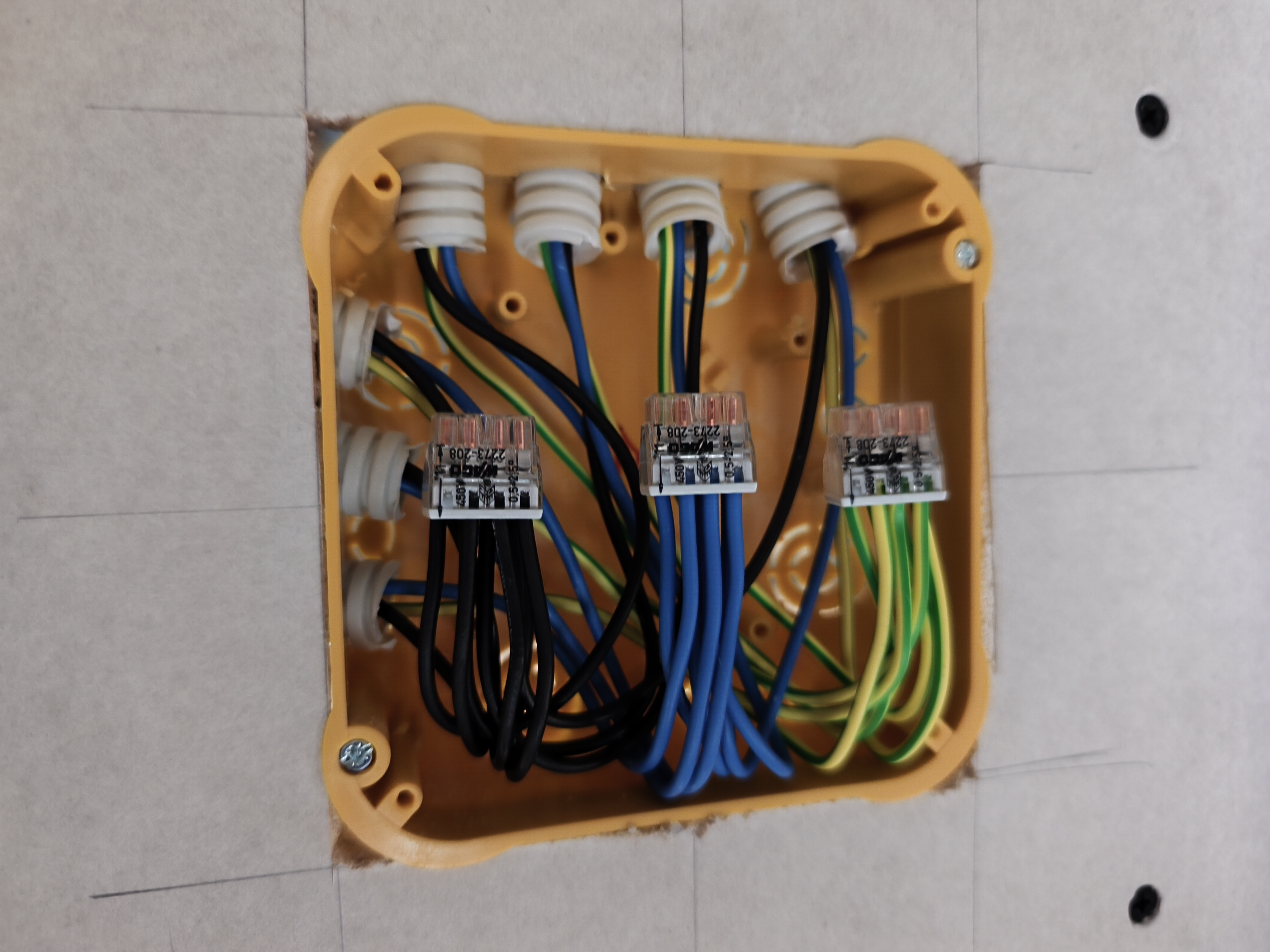 Szerelvénydoboz csatlakozás