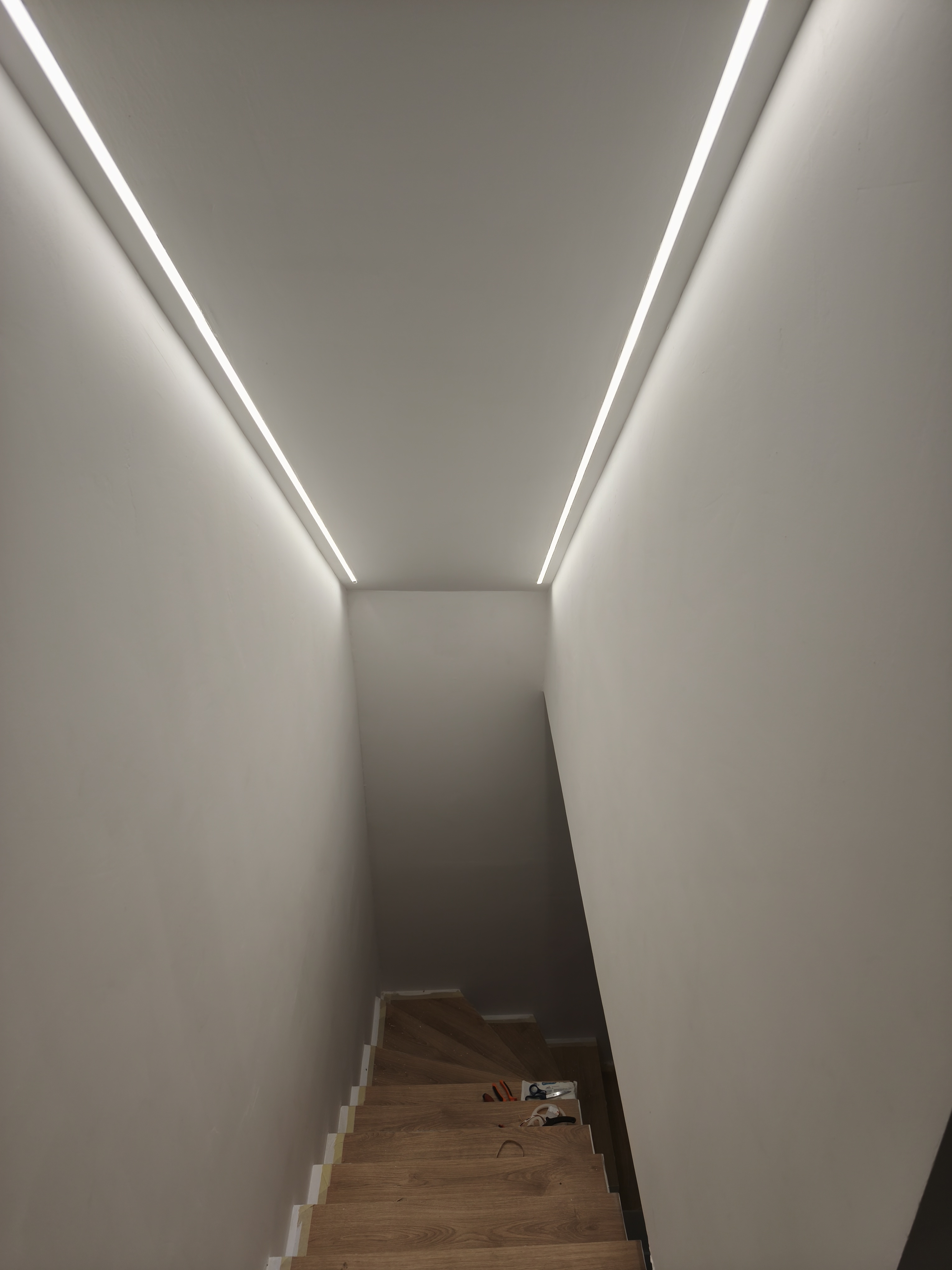 Rejtett LED világítás lépcsőházban