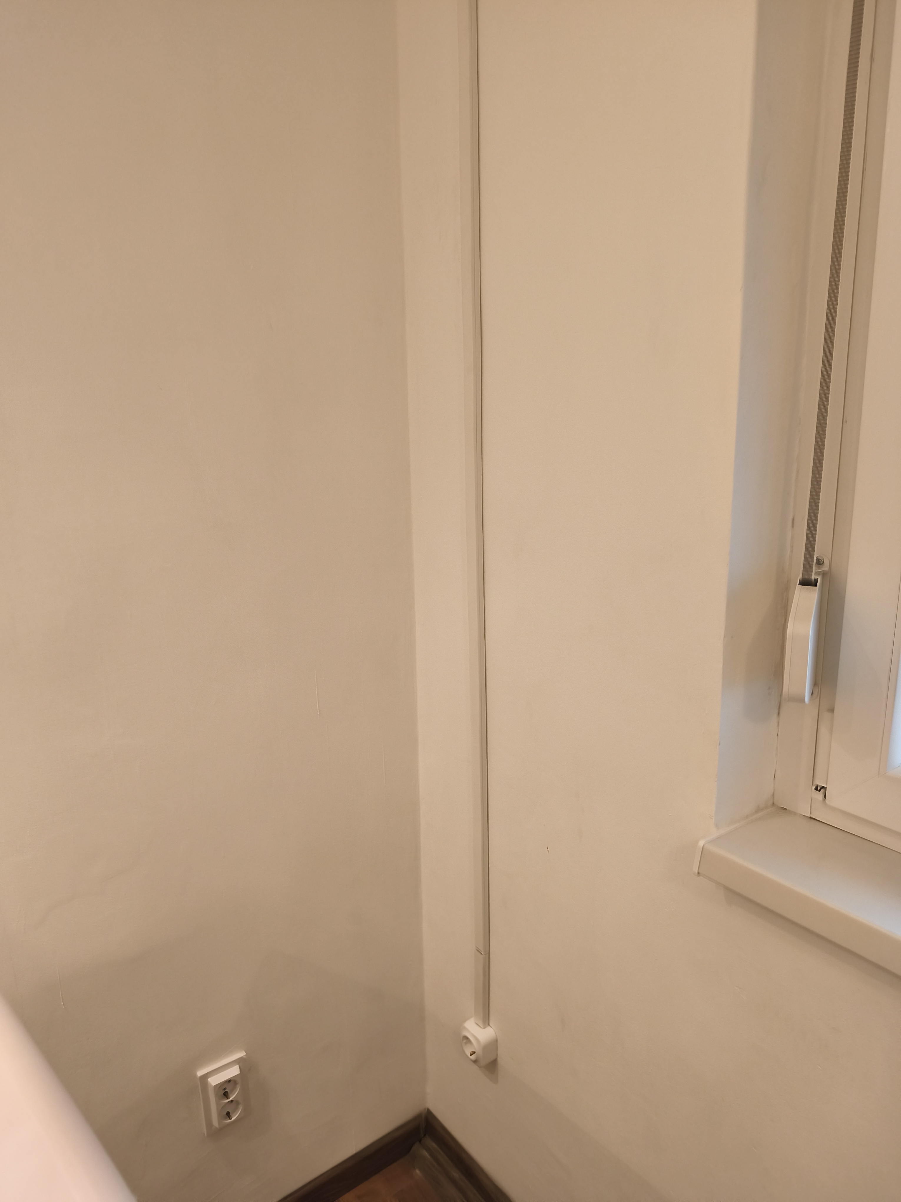 Utólagos kábelcsatorna és aljzat